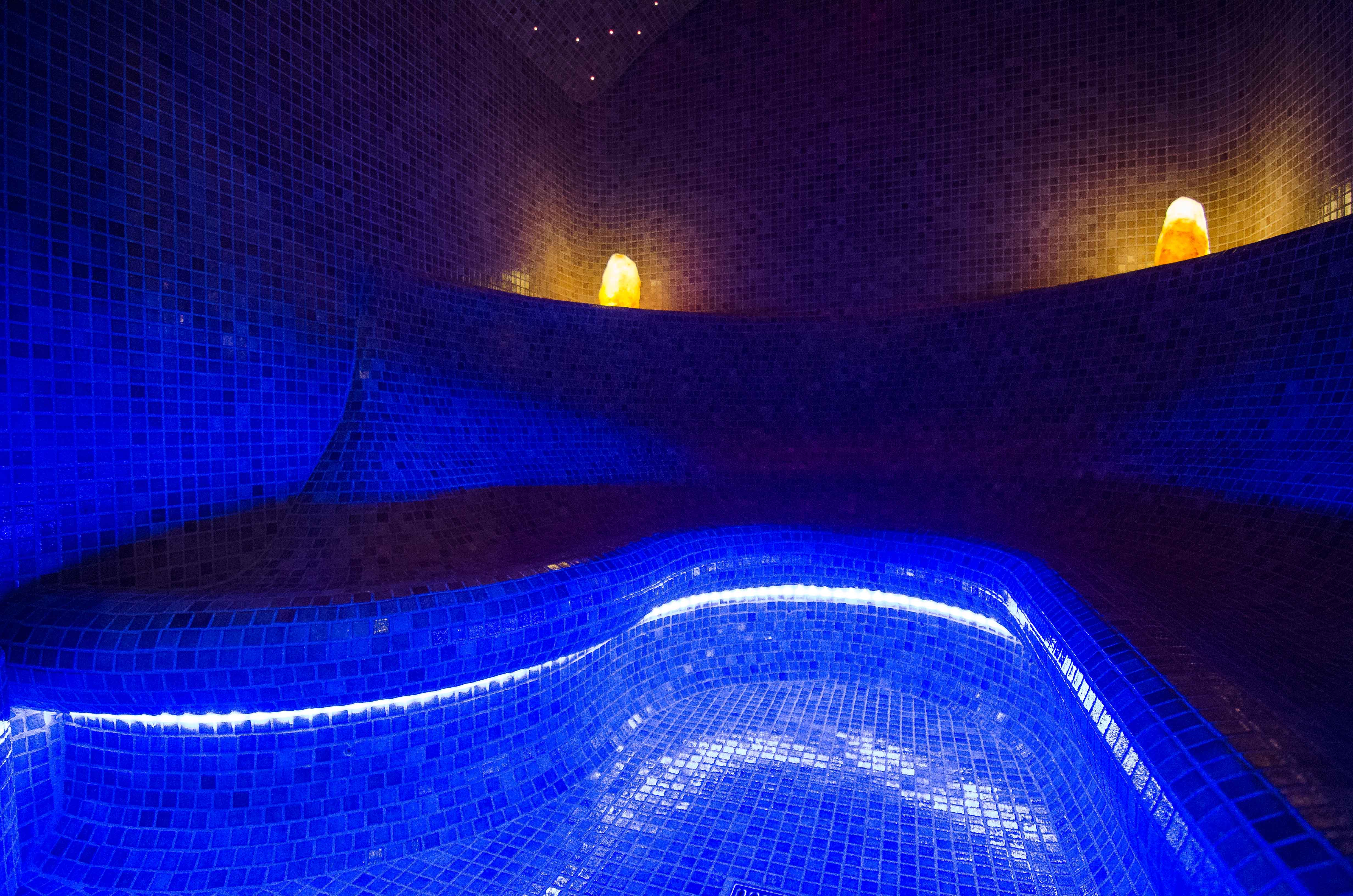 Himalayan salt lamps in the steam room